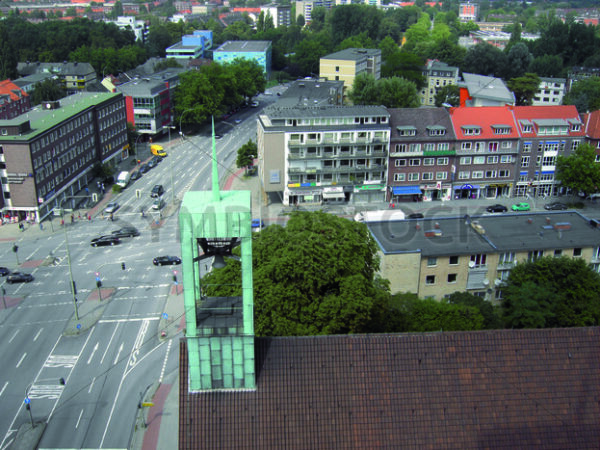 Blick auf Kreuzung Wandsbeker Marktstraße/Ring 2 Richtung Norden mit Christus-Kirche - Fotos-Schmiede