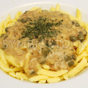 Eierspätzle mit Kapern-Senf-Sauce Aufsicht - Fotos-Schmiede