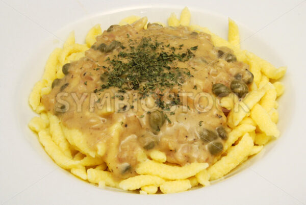 Eierspätzle mit Kapern-Senf-Sauce Aufsicht - Fotos-Schmiede