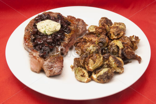 Entrecote mit Pilz-Sauce und frittiertem Rosenkohl Aufsicht - Fotos-Schmiede