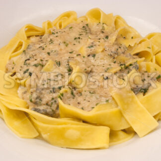 Frische Pappardelle mit Gorgonzola-Petersilie-Sauce Aufsicht - Fotos-Schmiede