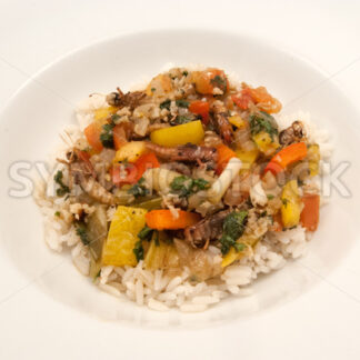 Gebratene Heuschrecken mit Gemüse auf Basmati-Reis Aufsicht - Fotos-Schmiede