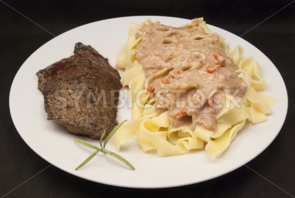 Gebratene Leber mit Lebersauce und Bandnudeln Aufsicht - Fotos-Schmiede