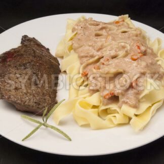 Gebratene Leber mit Lebersauce und Bandnudeln Aufsicht - Fotos-Schmiede