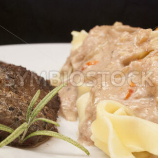 Gebratene Leber mit Lebersauce und Bandnudeln Frontal - Fotos-Schmiede