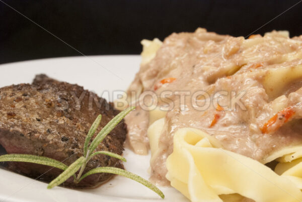 Gebratene Leber mit Lebersauce und Bandnudeln Frontal - Fotos-Schmiede