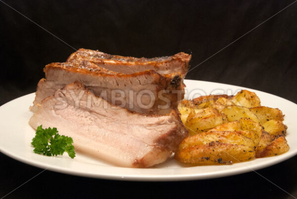 Gegrillter Schweinebauch mit frittierten Kartoffelspalten Frontal - Fotos-Schmiede