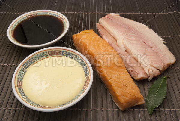 Geräucherter Fisch mit Sojasauce und Mayonnaise Aufsicht - Fotos-Schmiede