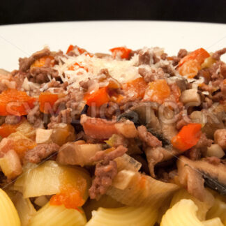 Hackfleisch-Speck-Gemüse-Mischung mit Pasta Frontal - Fotos-Schmiede