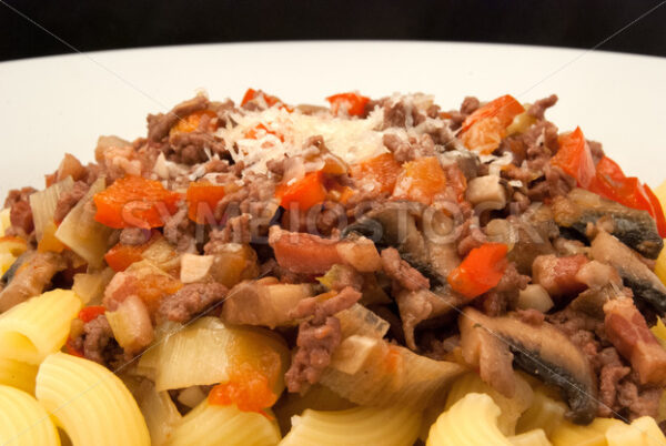 Hackfleisch-Speck-Gemüse-Mischung mit Pasta Frontal - Fotos-Schmiede