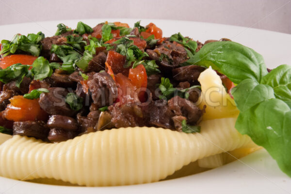 Hähnchenherzen mit Tomaten und Conchiglioni Detail - Fotos-Schmiede