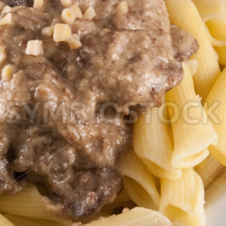 Hähnchenlebern mit Wasabi-Sauce auf Penne Rigate Detail - Fotos-Schmiede