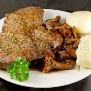 Nackensteak mit Pfifferlingen und Hefeklößen Aufsicht - Fotos-Schmiede