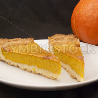 Pikanter Kürbiskuchen an Halloween Frontal - Fotos-Schmiede