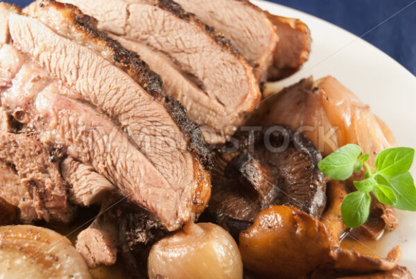 Putenoberkeule mit Pilzen und Zwiebel Detail - Fotos-Schmiede