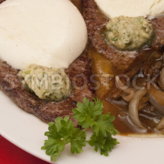 Rindersteaks mit Zwiebeln und Champignons - Fotos-Schmiede