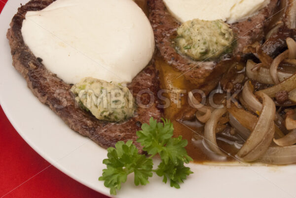 Rindersteaks mit Zwiebeln und Champignons - Fotos-Schmiede