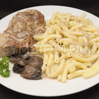 Schulterbraten in Bier-Meerrettich-Sauce mit Pasta Aufsicht - Fotos-Schmiede