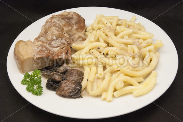 Schulterbraten in Bier-Meerrettich-Sauce mit Pasta Aufsicht - Fotos-Schmiede