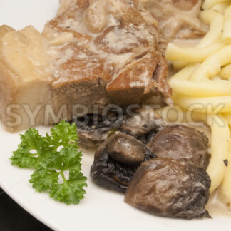 Schulterbraten in Bier-Meerrettich-Sauce mit Pasta Detail - Fotos-Schmiede