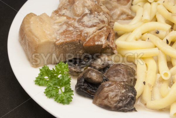 Schulterbraten in Bier-Meerrettich-Sauce mit Pasta Detail - Fotos-Schmiede