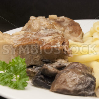 Schulterbraten in Bier-Meerrettich-Sauce mit Pasta Frontal - Fotos-Schmiede