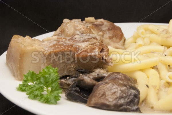 Schulterbraten in Bier-Meerrettich-Sauce mit Pasta Frontal - Fotos-Schmiede