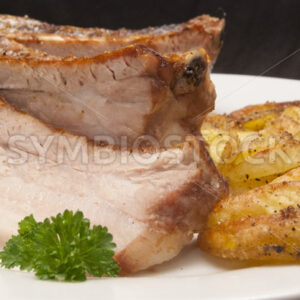 Schweinebauch in Niedrigtemperaturgarmethode mit Kartoffelspalten Frontal - Fotos-Schmiede