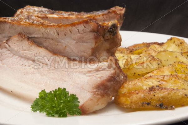 Schweinebauch in Niedrigtemperaturgarmethode mit Kartoffelspalten Frontal - Fotos-Schmiede