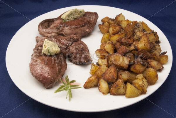 Schweineherzsteak mit Rosmarinkartoffeln Aufsicht - Fotos-Schmiede