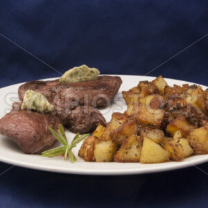 Schweineherzsteak mit Rosmarinkartoffeln Frontal - Fotos-Schmiede