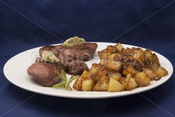 Schweineherzsteak mit Rosmarinkartoffeln Frontal - Fotos-Schmiede