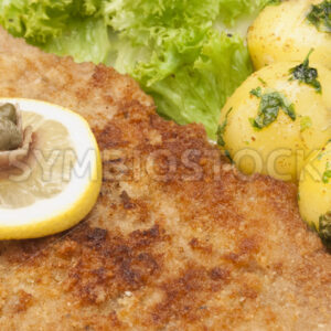 Wiener Schnitzel mit Petersilienkartoffeln und grünem Salat Detail - Fotos-Schmiede
