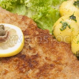 Wiener Schnitzel mit Petersilienkartoffeln und grünem Salat Detail - Fotos-Schmiede