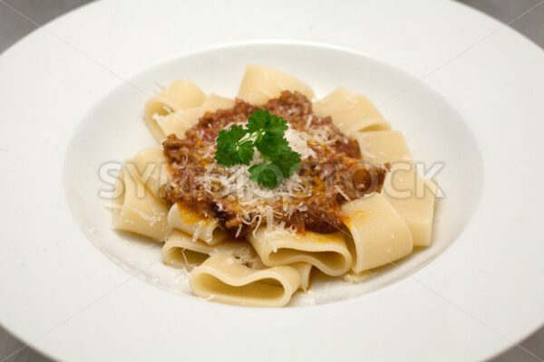 Calamarata mit Hackfleisch-Tomaten-Sauce Aufsicht - Fotos-Schmiede