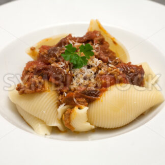 Conchiglioni mit Hackfleisch-Tomaten-Sauce Aufsicht - Fotos-Schmiede