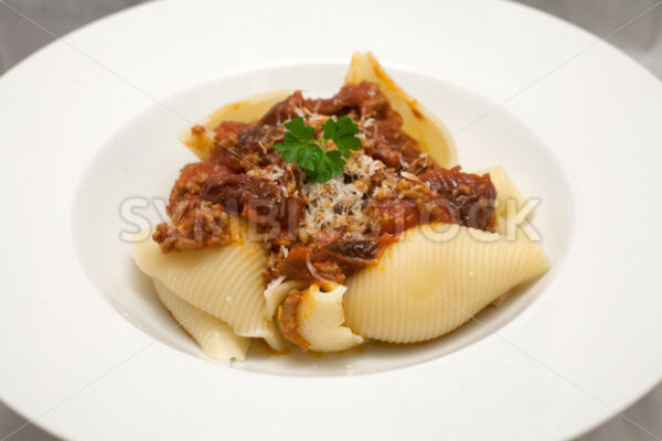 Conchiglioni mit Hackfleisch-Tomaten-Sauce Aufsicht - Fotos-Schmiede