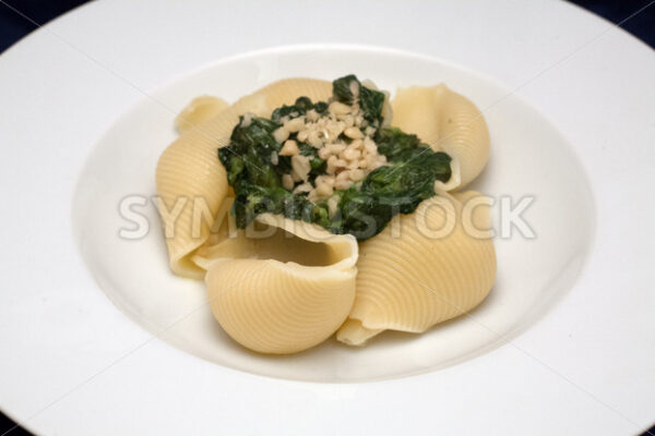 Conchiglioni mit gebratenem Feldsalat Aufsicht - Fotos-Schmiede