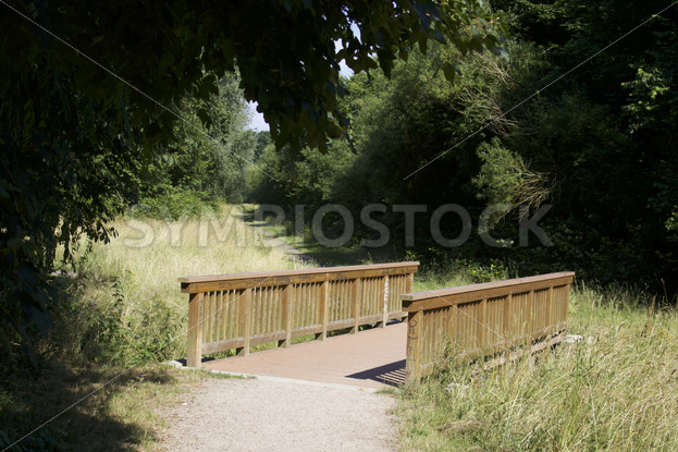 Holzbrücke an einem Spazierweg - Fotos-Schmiede