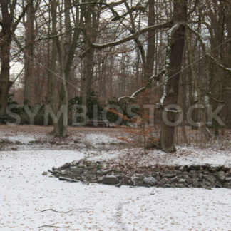 Kleiner, zugefrorener Teich mit Parkbank - Fotos-Schmiede