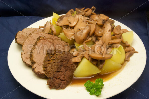 Pferdebraten mit Salzkartoffeln Aufsicht - Fotos-Schmiede