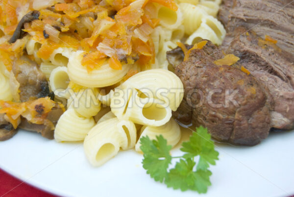 Pferdegulasch mit Hörnchennudeln Detail - Fotos-Schmiede