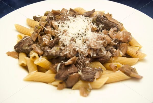 Pferdegulasch mit Penne Rigate Aufsicht - Fotos-Schmiede