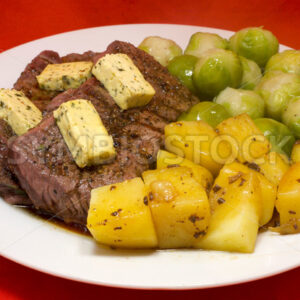 Pferdelende mit Salzkartoffeln und Rosenkohl Aufsicht - Fotos-Schmiede