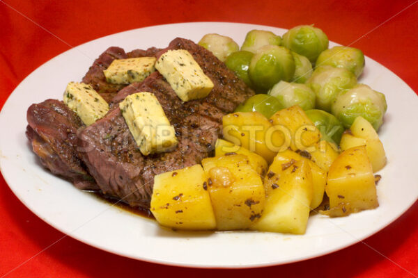 Pferdelende mit Salzkartoffeln und Rosenkohl Aufsicht - Fotos-Schmiede