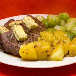 Pferdelende mit Salzkartoffeln und Rosenkohl Frontal - Fotos-Schmiede