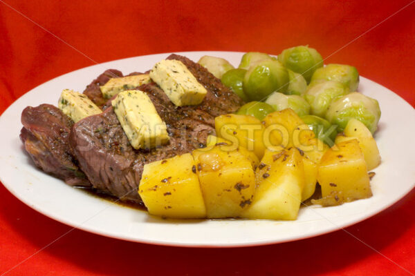 Pferdelende mit Salzkartoffeln und Rosenkohl Frontal - Fotos-Schmiede