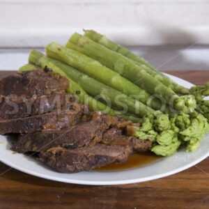 Pferderoastbeef mit grünem Spargel Aufsicht - Fotos-Schmiede