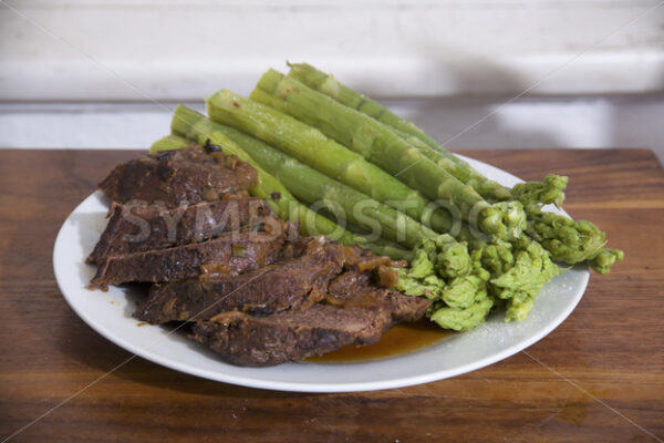 Pferderoastbeef mit grünem Spargel Aufsicht - Fotos-Schmiede