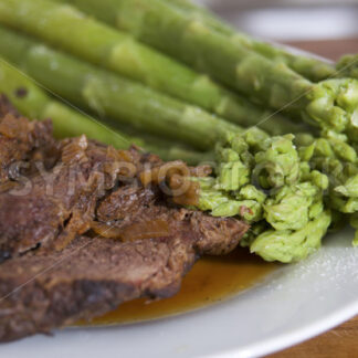 Pferderoastbeef mit grünem Spargel Detail - Fotos-Schmiede